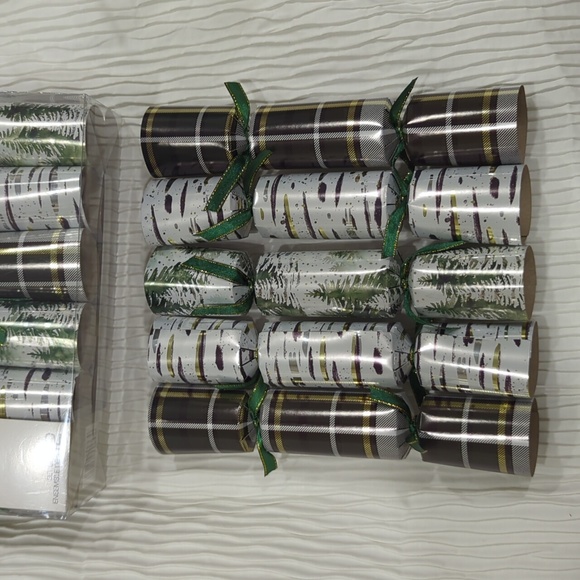 Life at Home Holiday Crackers Set of 12 - Picture 7 of 8